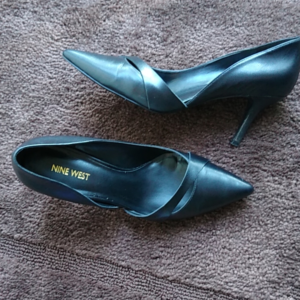 Gently used Nine West black nwkimery with box